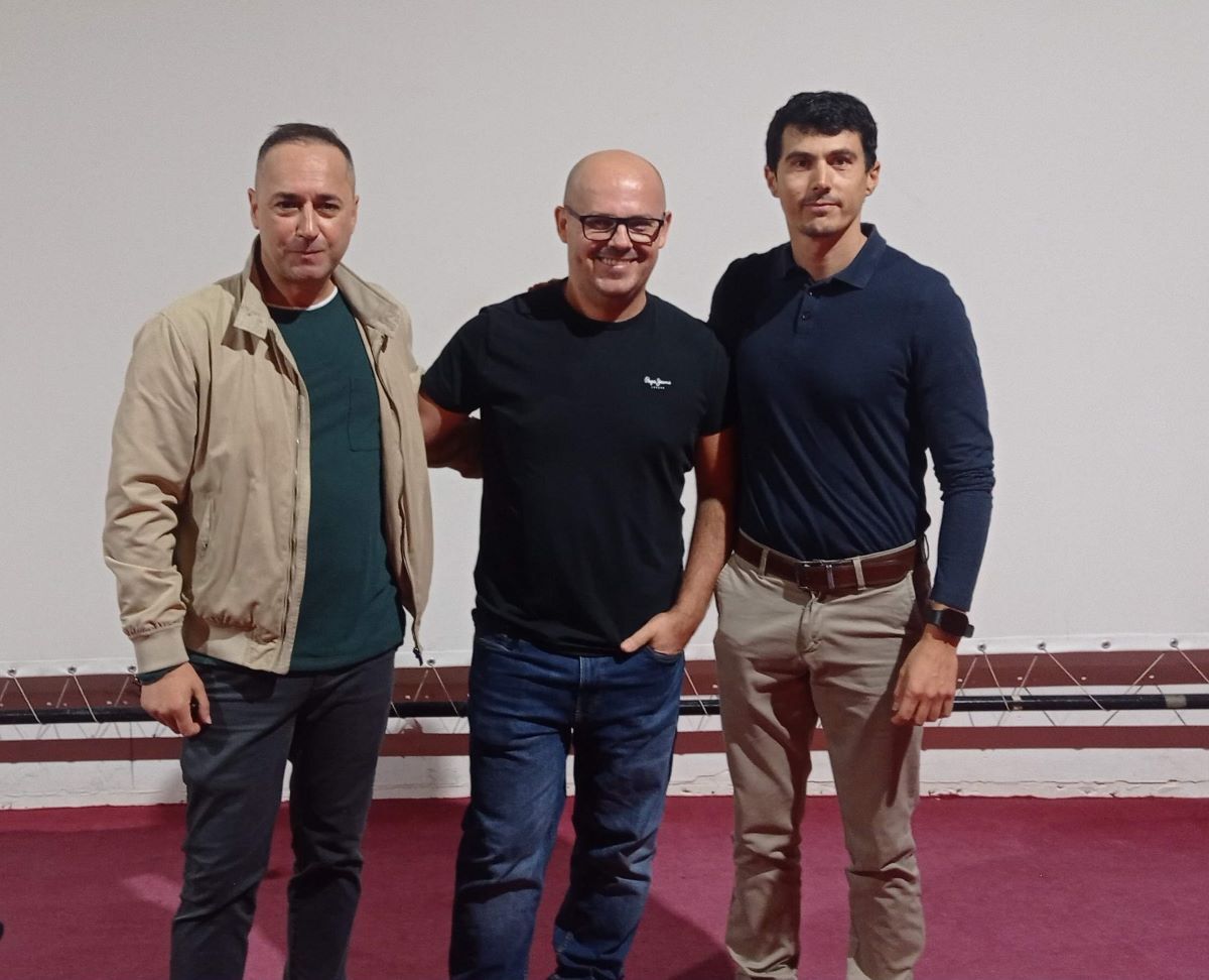 Egar Martín Blas Mendez con Sergio jefe de estudios y Álvaro profesor de FP Turismo