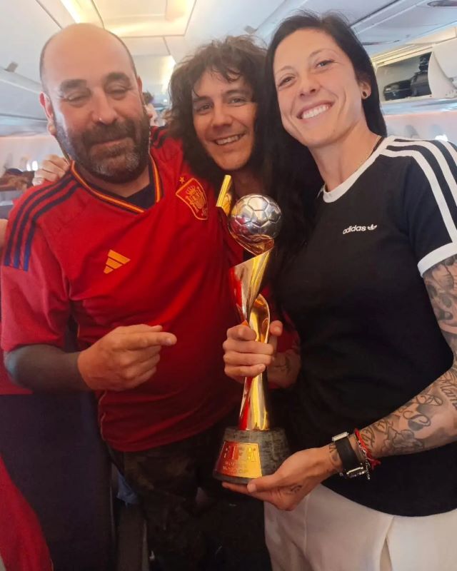 Curro en el famoso vuelo de regreso tras ganar la Copa Mundial Femenina de Fútbol de 2023 en Sídney