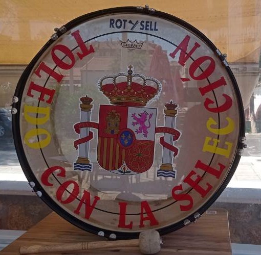 El bombo de Curro en los partidos de la selección de España, un elemento icónico de la animación en el estadio. Su sonido acompaña a la afición y contribuye al ambiente vibrante durante los encuentros de fútbol de la selección.