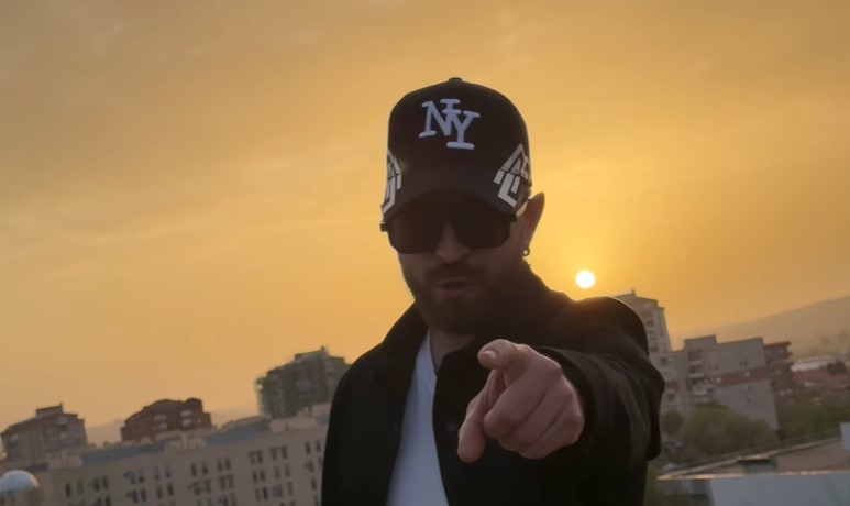Basi Piculabe, artista de flamenco pop urbano del Polígono de Toledo, presenta una imagen que refleja su estilo auténtico y su esencia musical.