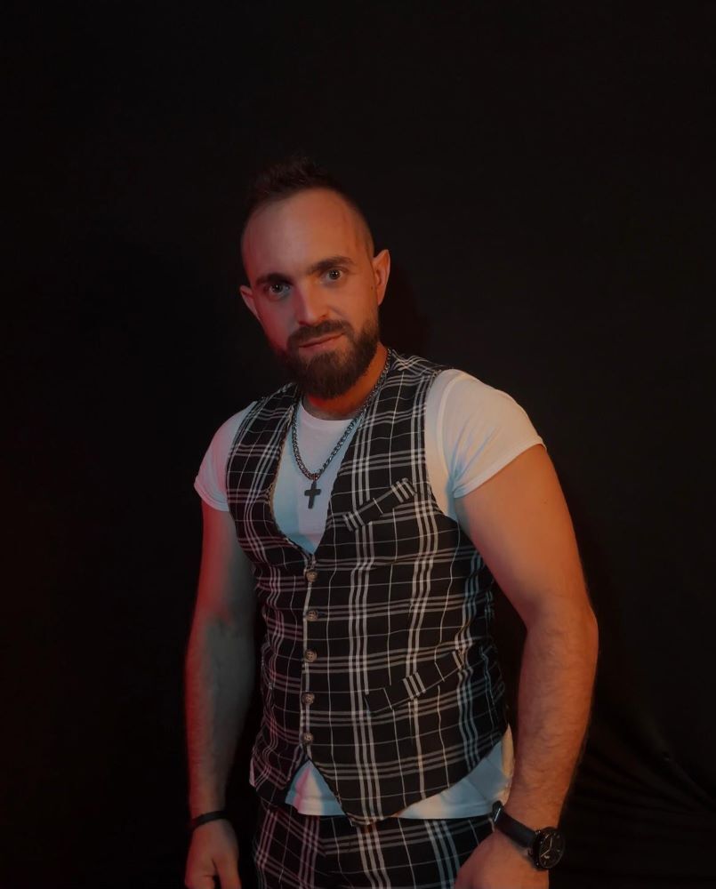 Basi Piculabe, cantante de flamenco pop urbano del Polígono de Toledo, con una imagen que refleja su estilo y personalidad artística.