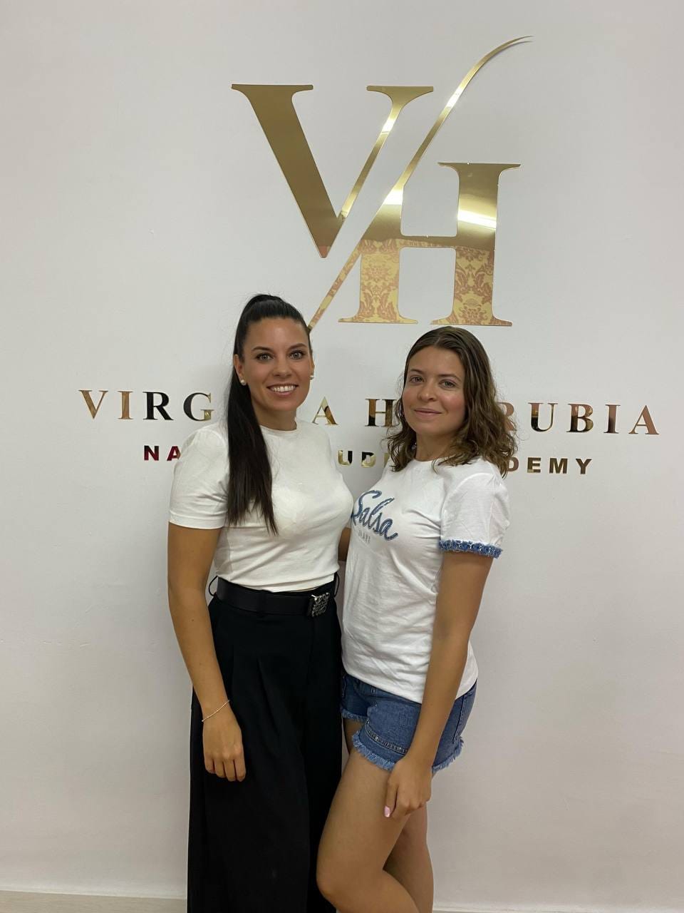 Virginia Honrubia y Sara Molero en Virginia Honrubia Nails & Studio Academy, un espacio dedicado al cuidado de las uñas, la belleza y la excelencia profesional.