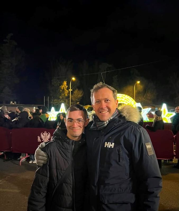 Felipe Capitán Romero posa junto al alcalde de Toledo, Carlos Velázquez Romo, durante un encuentro que refleja el recorrido del joven artista del Polígono y su determinación por abrirse camino en el panorama musical con esfuerzo y perseverancia.